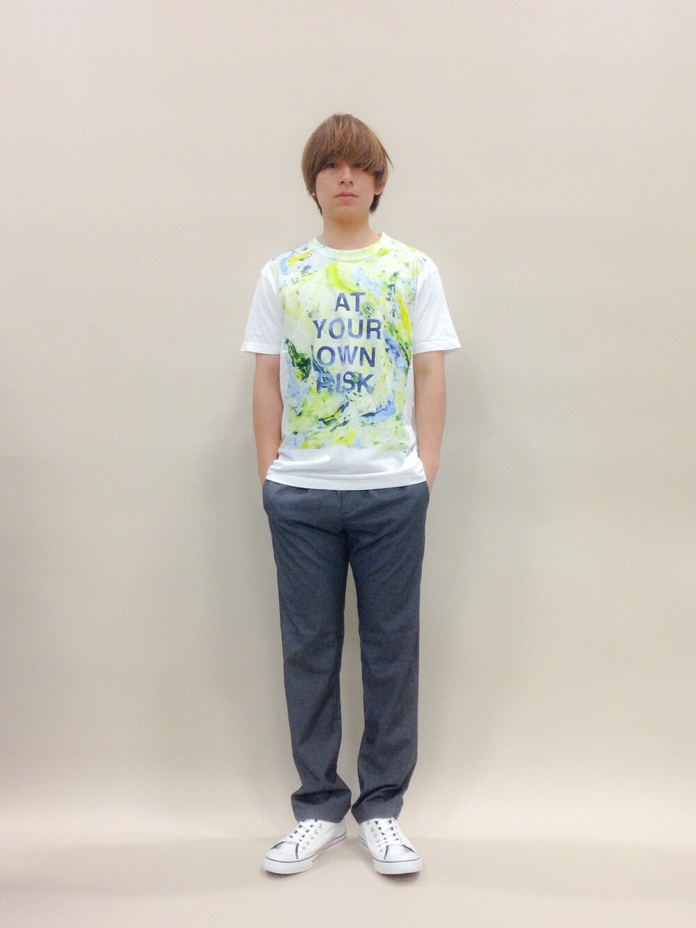 「カットソー、コンバース、イージーパンツ、白Tシャツ、マーブル」｜「CONVERSEのCONVERSE / CV VULCANIZED CANVAS PP OX（スニーカー、ホワイト系）」を使った、Tomoさん（メンズ・167cm）の春コーディネートの1枚目の写真