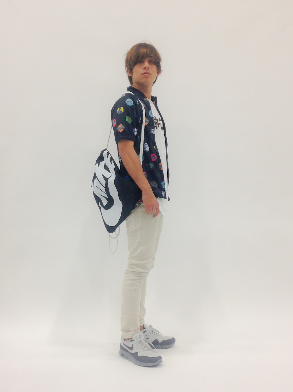 「ナイキ、スターウォーズ、ジムサック、ナリフリ、gym sack」｜「JOURNAL STANDARDのGMT ABCD（Tシャツ/カットソー、ホワイト系）」を使った、Tomoさん（メンズ・167cm）の春コーディネートの1枚目の写真