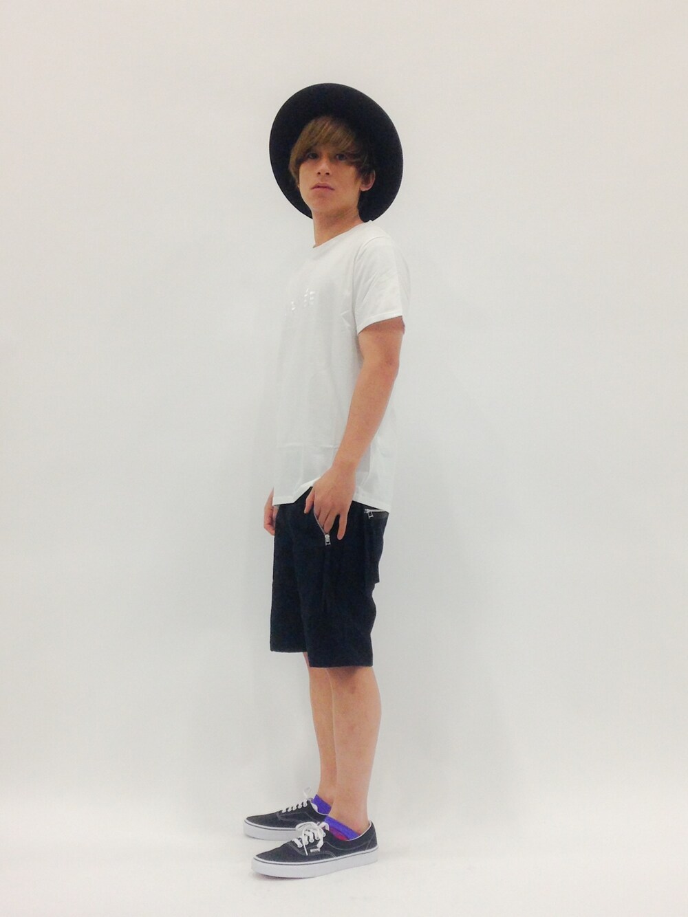 「柄パンツ、Tシャツ、モノトーン、ショーツ、白プリントT」｜「DISCOVEREDのDISCOVERED　camoflage jacquard shorts（その他パンツ、ブラック系）」を使った、Tomoさん（メンズ・167cm）の春コーディネートの1枚目の写真