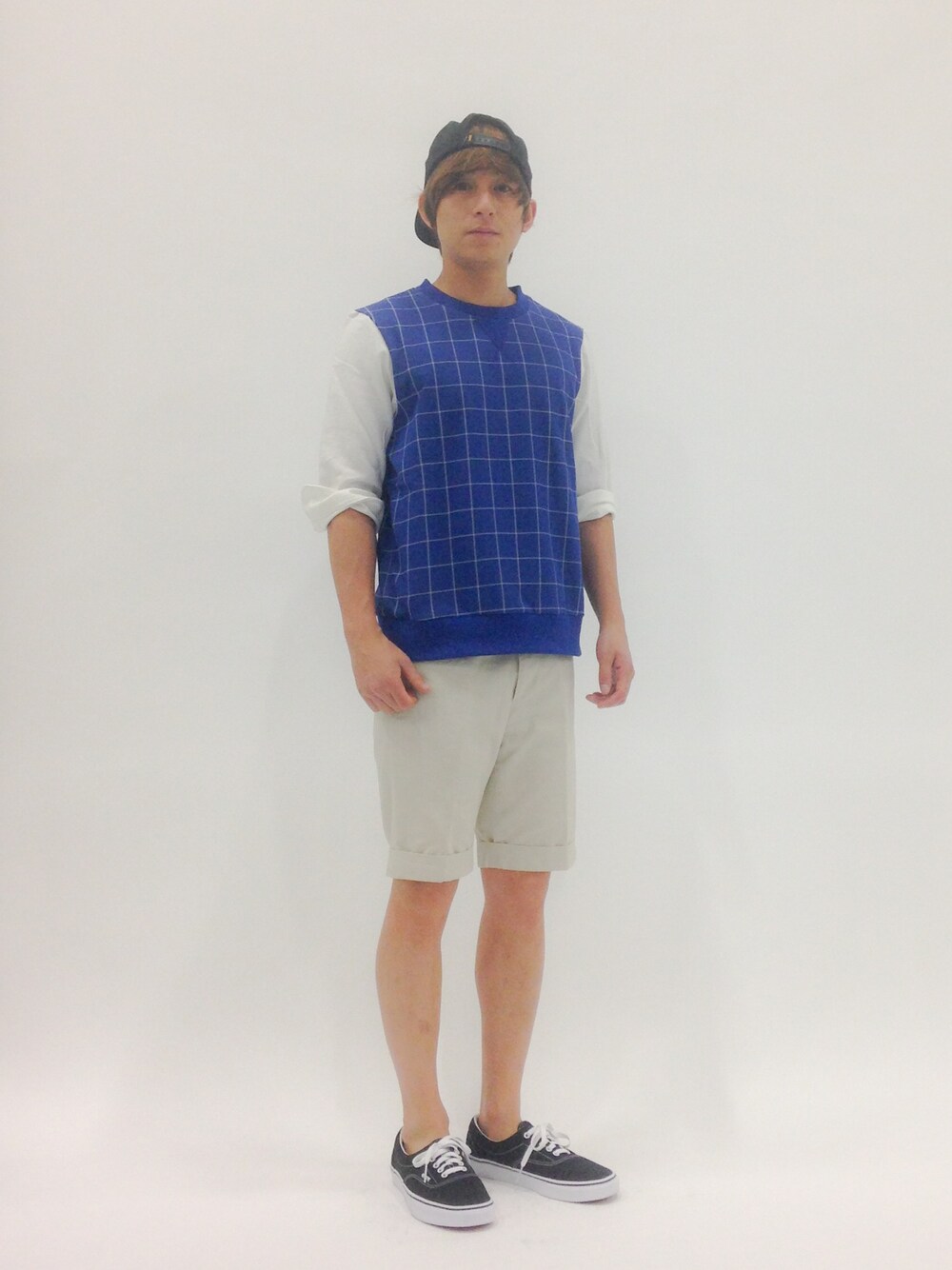 「スウェット、キャップ、シューズ、キャップ後ろかぶり、バンズ エラ」｜「FTCのSQUARE 5 PANEL（キャップ、ブラック系）」を使った、Tomoさん（メンズ・167cm）の春コーディネートの1枚目の写真