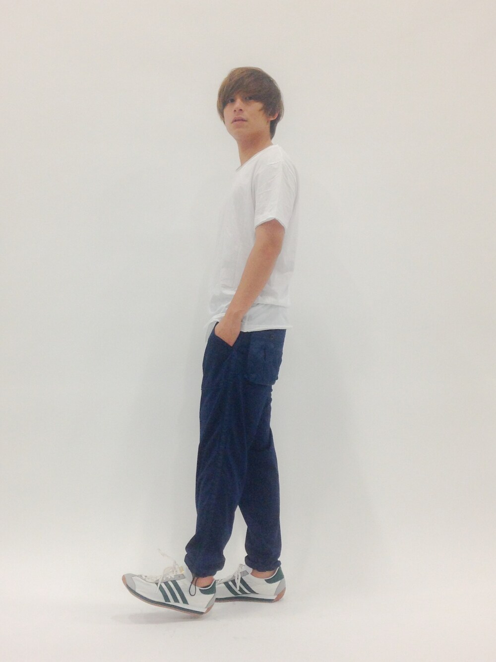 「アディダス、イージーパンツ、カントリー、Country、アンルート、sage」｜「adidasのADIDAS:CTRY OG（スニーカー、ホワイト系）」を使った、Tomoさん（メンズ・167cm）の春コーディネートの1枚目の写真