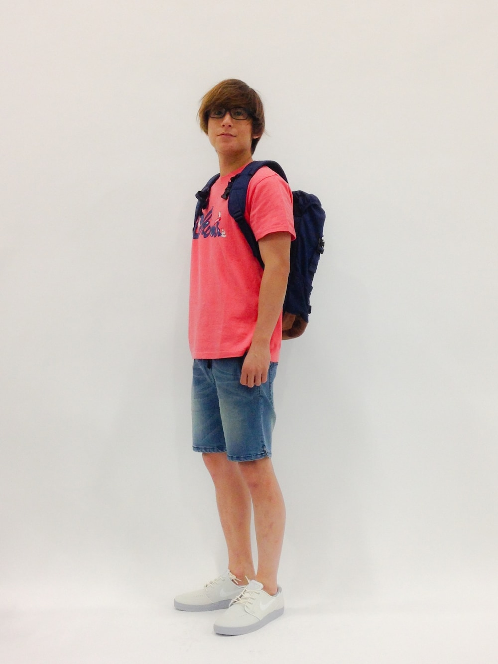 「ピンク、CHUMS、janoski、ニクソン(NIXON)、デニムシヨートパンツ」｜「CHUMSのMy Wave T-Shirt（Tシャツ/カットソー、ピンク系）」を使った、Tomoさん（メンズ・167cm）の春コーディネートの1枚目の写真