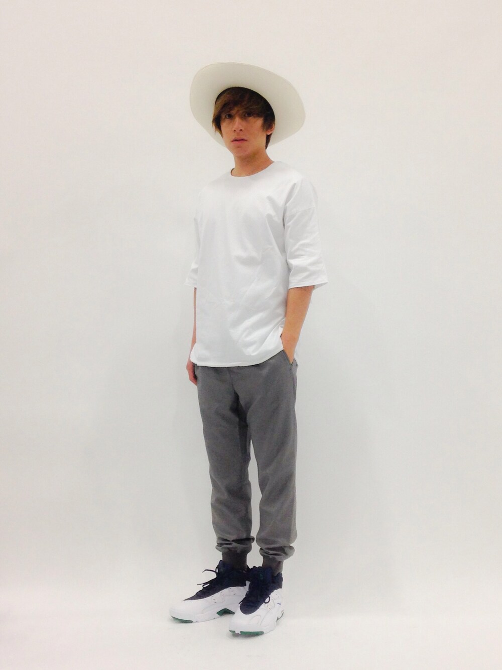 「白シャツ、ハット、KIJIMA TAKAYUKI、EN ROUTE(EN ROUTE)、AIR FLARE」｜「EN ROUTEのENR OUT/C IN/TYPWRTER PO（Tシャツ/カットソー、ホワイト系）」を使った、Tomoさん（メンズ・167cm）の春コーディネートの1枚目の写真