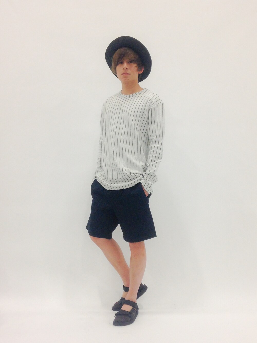 「ネイビー、ハット、ショーツ、アー・ペー・セー(A.P.C.)、テバ」｜「TevaのTEVA: オリジナル ユニバーサル■（サンダル、ブラック系）」を使った、Tomoさん（メンズ・167cm）の春コーディネートの1枚目の写真