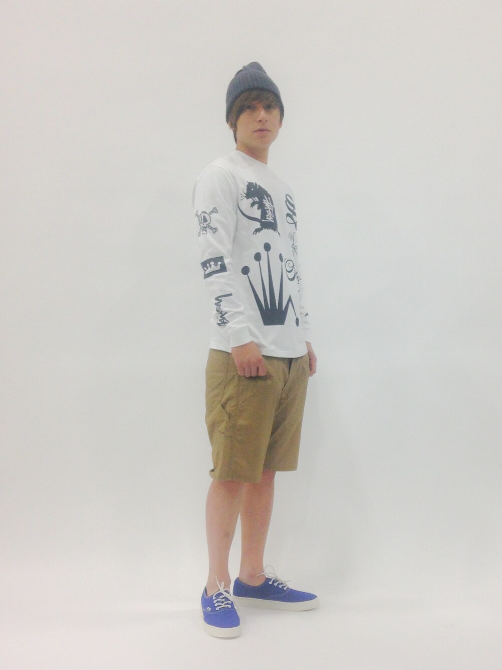 「stussy、blue、ootd、TMT、ロングTシャツ」｜「SHIPS JET BLUEのSGS： コットン/リネン ワッチキャップ（ニットキャップ/ビーニー、グレー系）」を使った、Tomoさん（メンズ・167cm）の春コーディネートの1枚目の写真