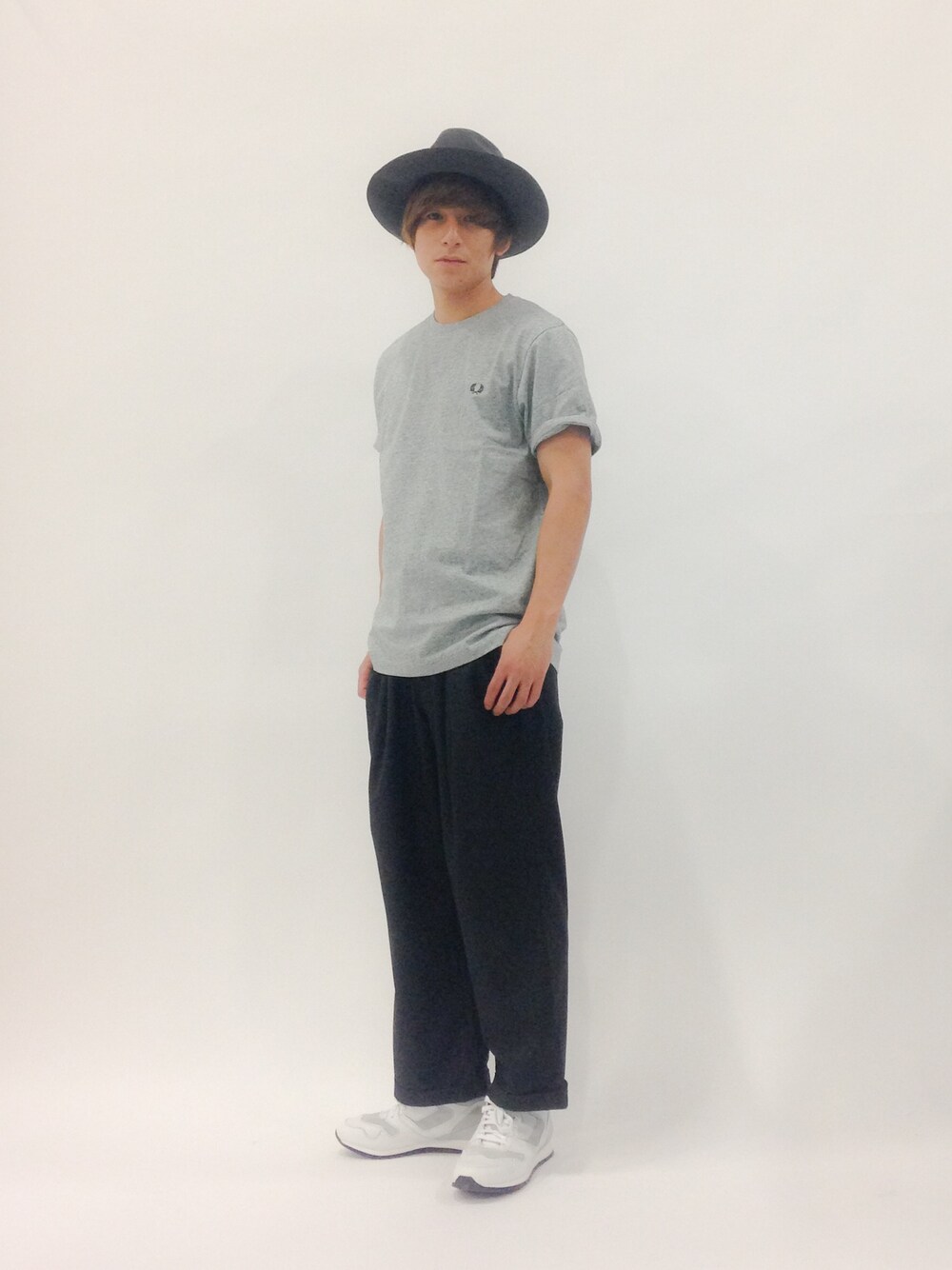 グレー系のTシャツ/カットソー、ブラック系のその他パンツ、ホワイト系のスニーカーを着用したメンズの春コーディネートの1枚目の写真