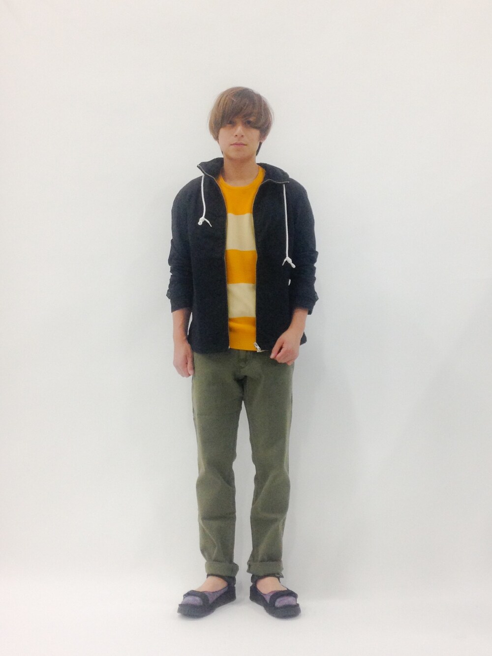 「マウンテンパーカー、ボーダー、黄色、リネン、SHAKA」｜「JOURNAL STANDARD relumeのパッカリング マウンテンパーカー#（マウンテンパーカー、ブラック系）」を使った、Tomoさん（メンズ・167cm）の春コーディネートの1枚目の写真