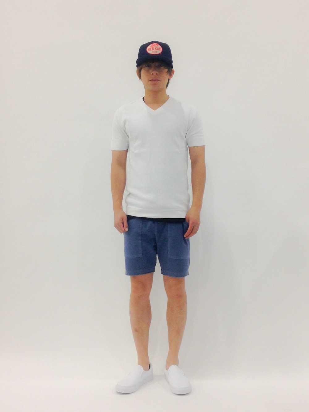 「キャップ、Tシャツ、ショーツ、白スリッポン、REDKAP」｜「VANSのVANS SLIP-ON（スリッポン、ホワイト系）」を使った、Tomoさん（メンズ・167cm）の春コーディネートの1枚目の写真