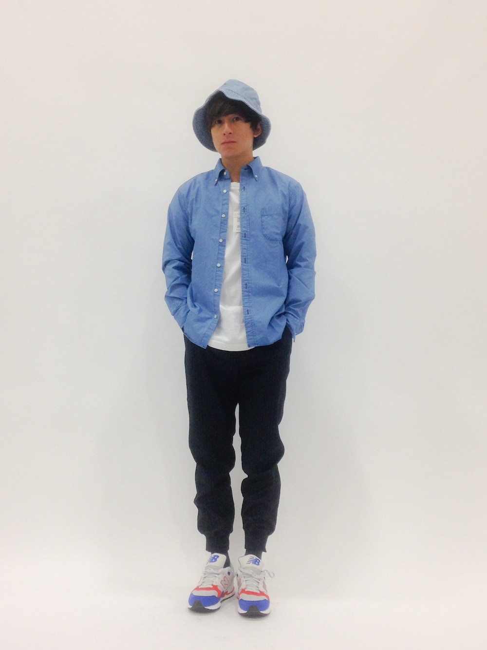 「ニューバランス、インディゴ、シャツスタイル、ジョガーパンツ、530」｜「NEW BALANCEのNEW BALANCE / M530【SP】（スニーカー、その他）」を使った、Tomoさん（メンズ・167cm）の春コーディネートの1枚目の写真