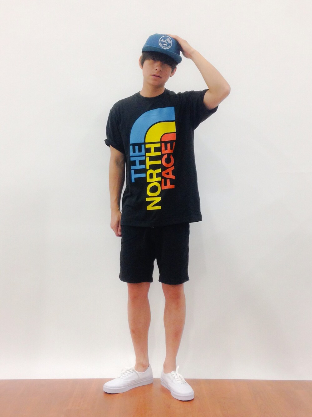 「バンズ、モノトーン、カラフル、オールホワイト、authentic」｜「THE NORTH FACEのTHE NORTH FACE / TRIVERT TEE    （Tシャツ/カットソー、ブラック系）」を使った、Tomoさん（メンズ・167cm）の春コーディネートの1枚目の写真