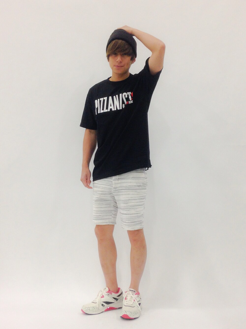 「reebok、ニットキャップ、白黒、pink、ventilator」｜「BEAMSのPIZZANISTA×BEAMS / 別注 半袖 TEE（Tシャツ/カットソー、ブラック系）」を使った、Tomoさん（メンズ・167cm）の夏コーディネートの1枚目の写真