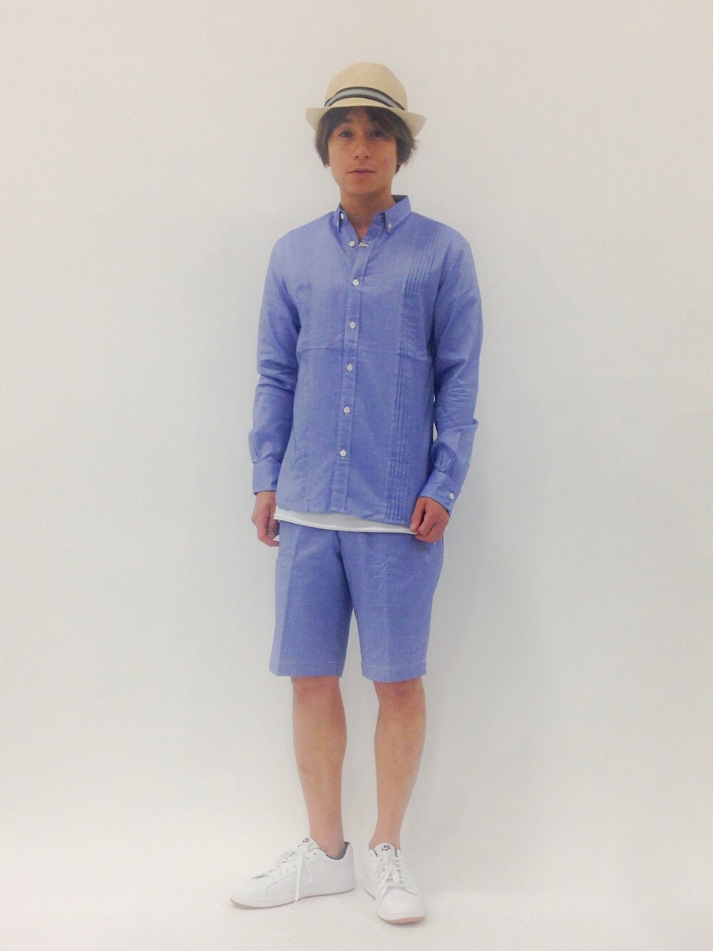 「セットアップ、NIKE、ブルー、シャツスタイル、tennis classic」｜「green label relaxingの★STD PASMAL PINTUCK BDシャツ（シャツ/ブラウス、ブルー系）」を使った、Tomoさん（メンズ・167cm）の夏コーディネートの1枚目の写真