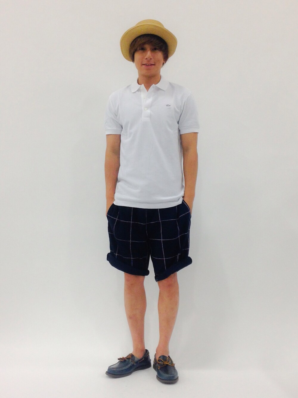「シューズ、デッキシューズ、ショーツ、麦わら帽子、鹿の子」｜「LACOSTEのプレミアム シルケット ポロシャツ （半袖）（ポロシャツ、ホワイト系）」を使った、Tomoさん（メンズ・167cm）の夏コーディネートの1枚目の写真