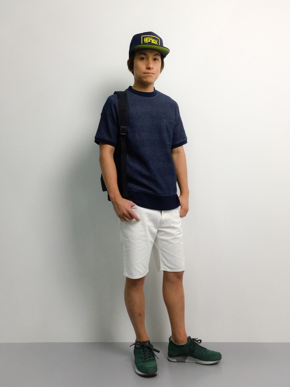 「グリーン、キャップ、ネイビー、Hurley、アシックス」｜「BEAMS LIGHTS Men'sのBEAMS LIGHTS / ダブルフェイス半袖スウェット（スウェット、ブルー系）」を使った、Tomoさん（メンズ・167cm）の夏コーディネートの1枚目の写真