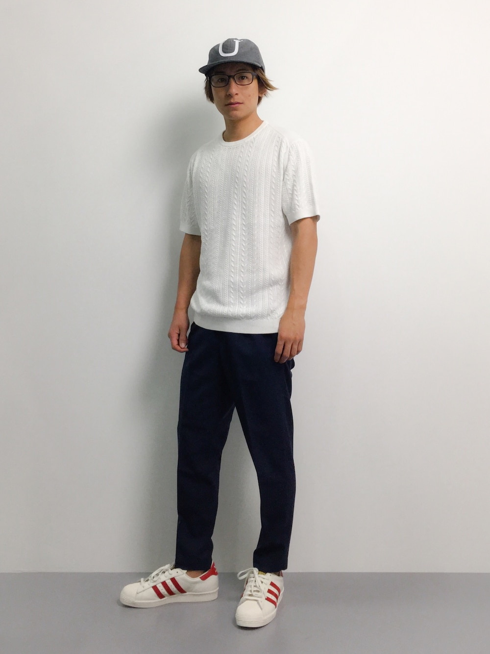 「イージーパンツ、上品、サマーニット、シック、capコーデ、サマーニット帽」｜「EDIFICEの◇COTTON ケーブル半袖ニット（ニット/セーター、ホワイト系）」を使った、Tomoさん（メンズ・167cm）の夏コーディネートの1枚目の写真