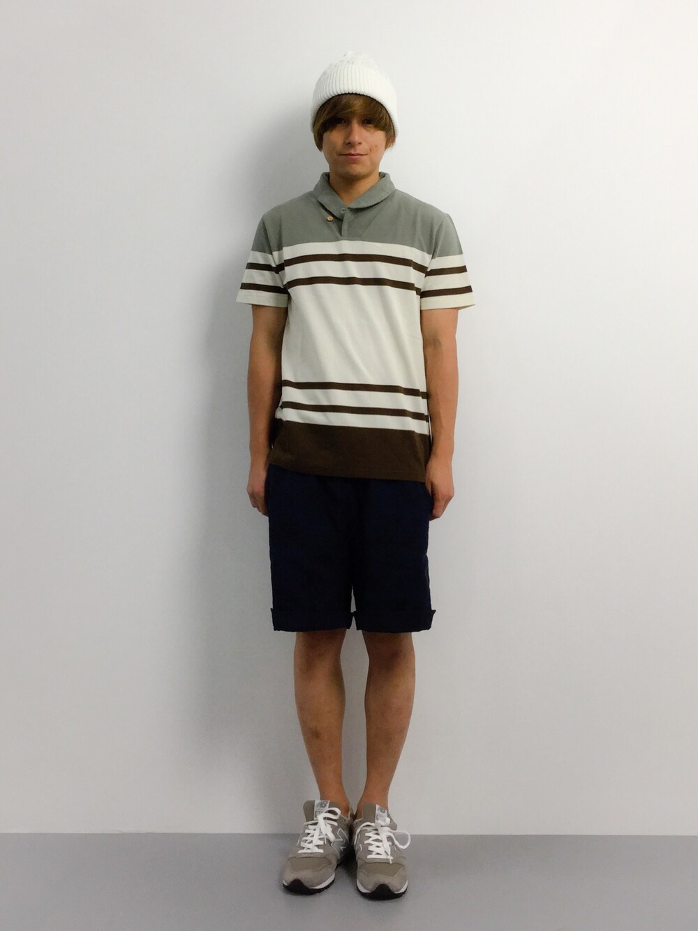 「ボーダー、ニューバランス、ニットキャップ、ポロシャツ、シック、ZOZO夏セール2015」｜「URBAN RESEARCH DOORS MENSのFORK＆SPOON パネルボーダーPolo（ポロシャツ、グレー系）」を使った、Tomoさん（メンズ・167cm）の夏コーディネートの1枚目の写真