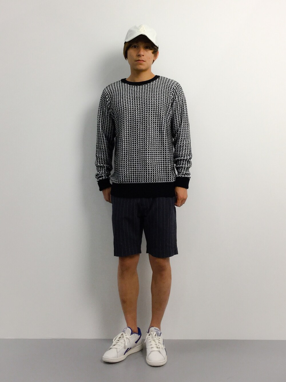「ニット、リーボック(Reebok)、サマーウール、キャップスタイル、テニスシューズ、ZOZO夏セール2015」｜「BEAMS LIGHTS Men'sのBEAMS LIGHTS / V編みクルーネックニット（ニット/セーター、ブラック系）」を使った、Tomoさん（メンズ・167cm）の夏コーディネートの1枚目の写真