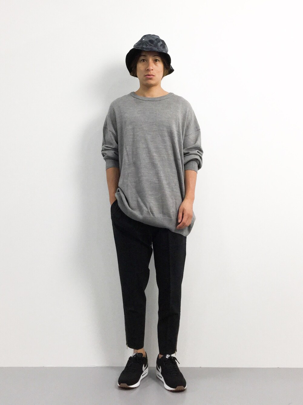 「スニーカー、夏、ナイキ、airmax、ZOZO夏セール2015」｜「603の603 ビックシルエットクルーネックニット（ニット/セーター、グレー系）」を使った、Tomoさん（メンズ・167cm）の夏コーディネートの1枚目の写真