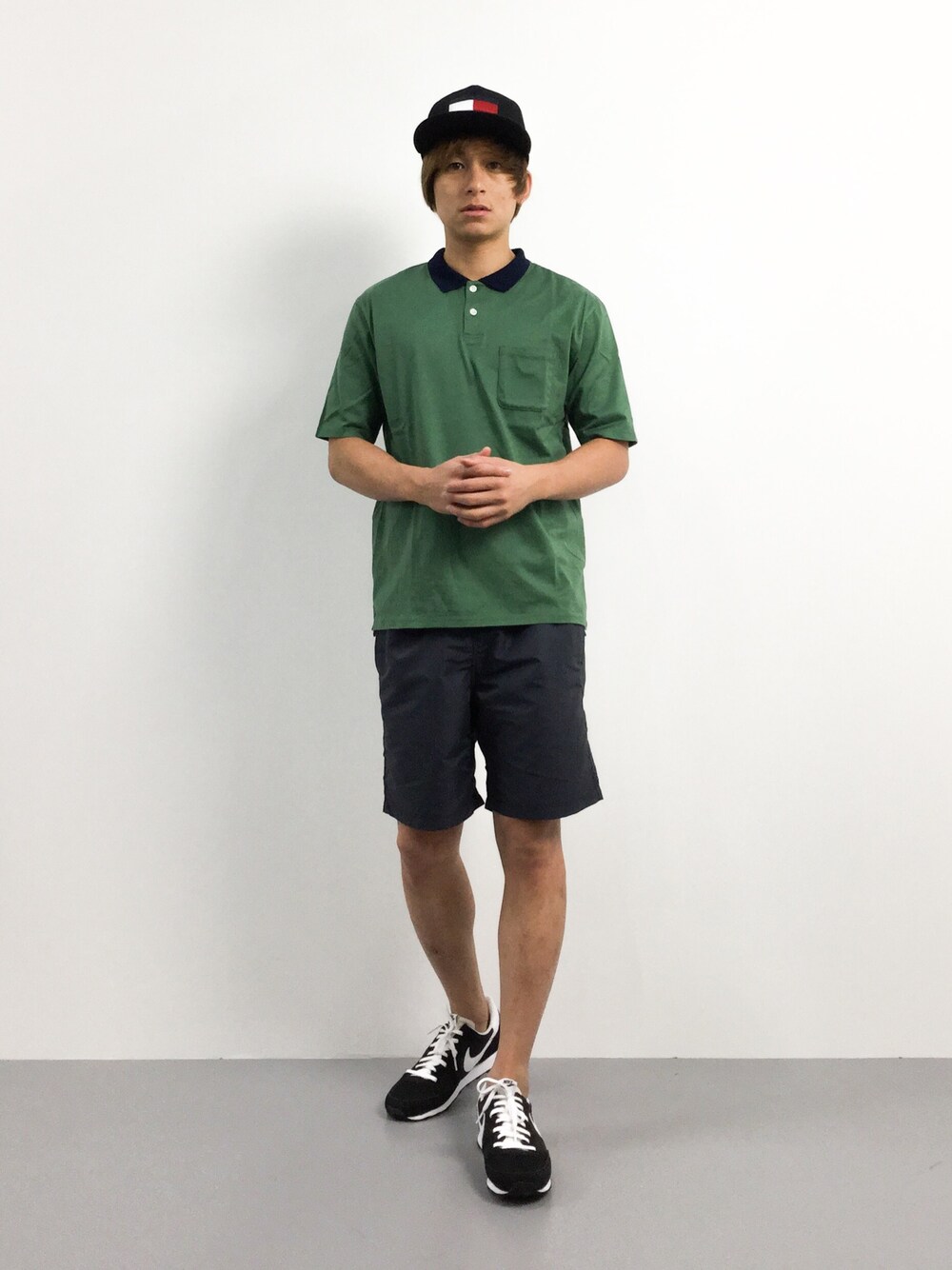 「スニーカー、シンプル、challenger、ナイキ、ポロシャツ、トミーヒルフィガー」｜「green label relaxingの□MERCE/C 2TONE ポロシャツ S/S（ポロシャツ、グリーン系）」を使った、Tomoさん（メンズ・167cm）の夏コーディネートの1枚目の写真