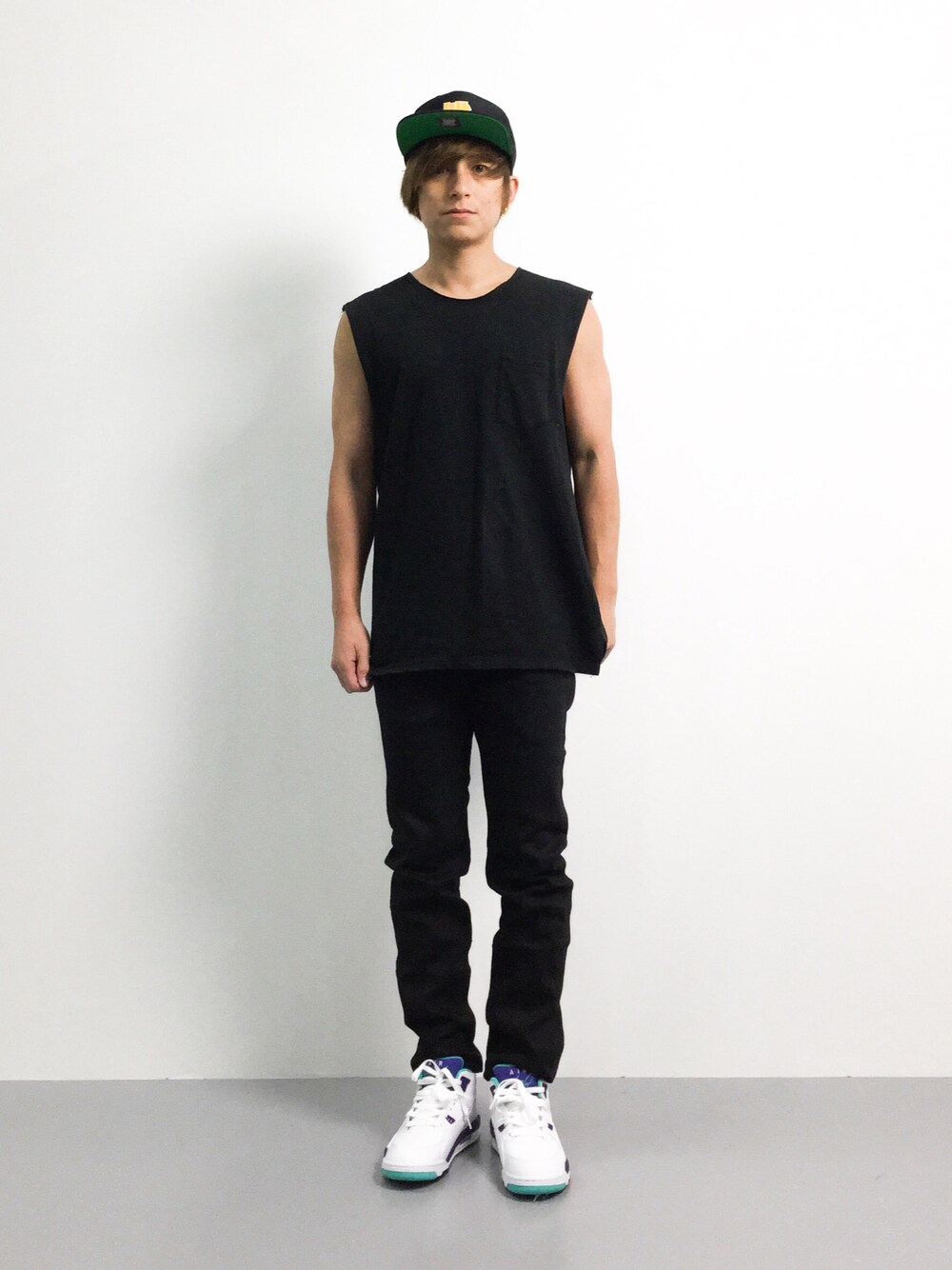 「夏、オールブラック、タンクトップ、ノースリーブ、airflight89、ZOZO夏セール2015」｜「STUDIOUS SELECTの【STUDIOUS】定番11.5ozデニム ストレート（デニムパンツ、ブラック系）」を使った、Tomoさん（メンズ・167cm）の夏コーディネートの1枚目の写真