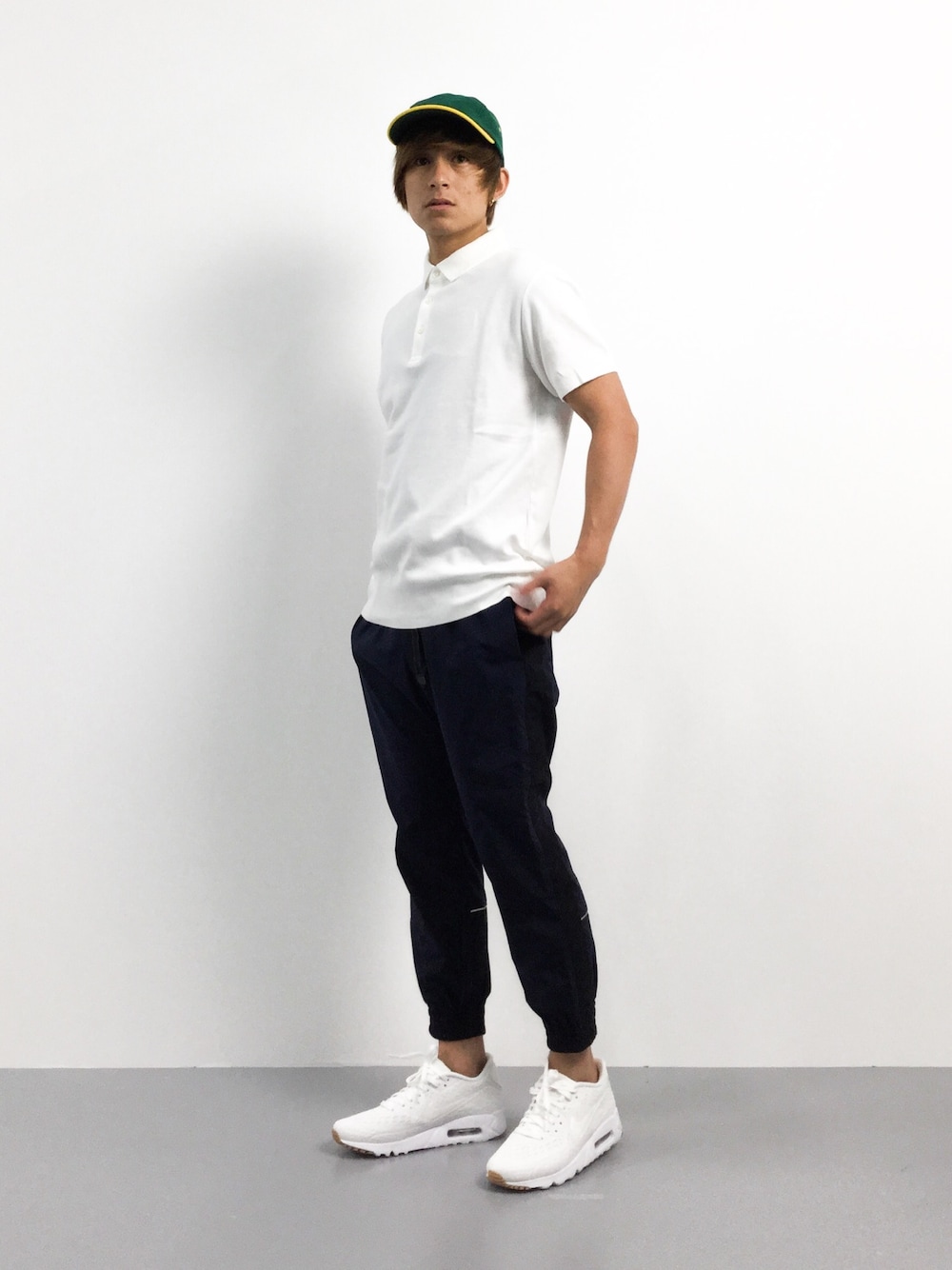 「シンプル、夏、キャップ、スポーツミックス、スポーツmix、ジョガーパンツ」｜「JOURNAL STANDARDの【期間限定プライス】SMOOTH POLO/ポロシャツ ##（ポロシャツ、ホワイト系）」を使った、Tomoさん（メンズ・167cm）の夏コーディネートの1枚目の写真