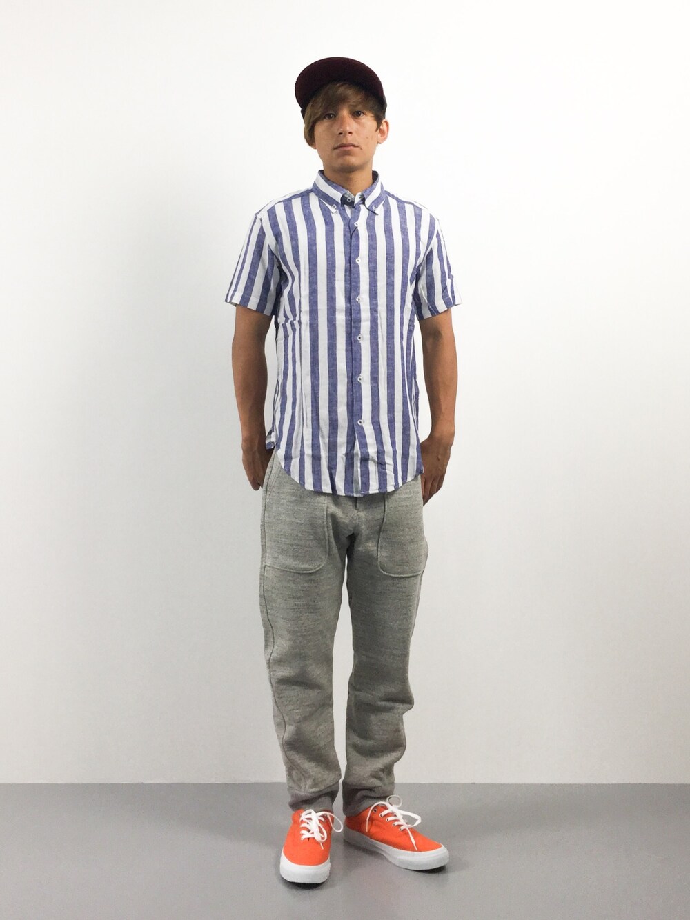 「converse、summer、sneakers、SKIDGRIP、summer style」｜「ABAHOUSEの◆ｽﾄﾗｲﾌﾟ半袖ｼｬﾂ（シャツ/ブラウス、ブルー系）」を使った、Tomoさん（メンズ・167cm）の夏コーディネートの1枚目の写真