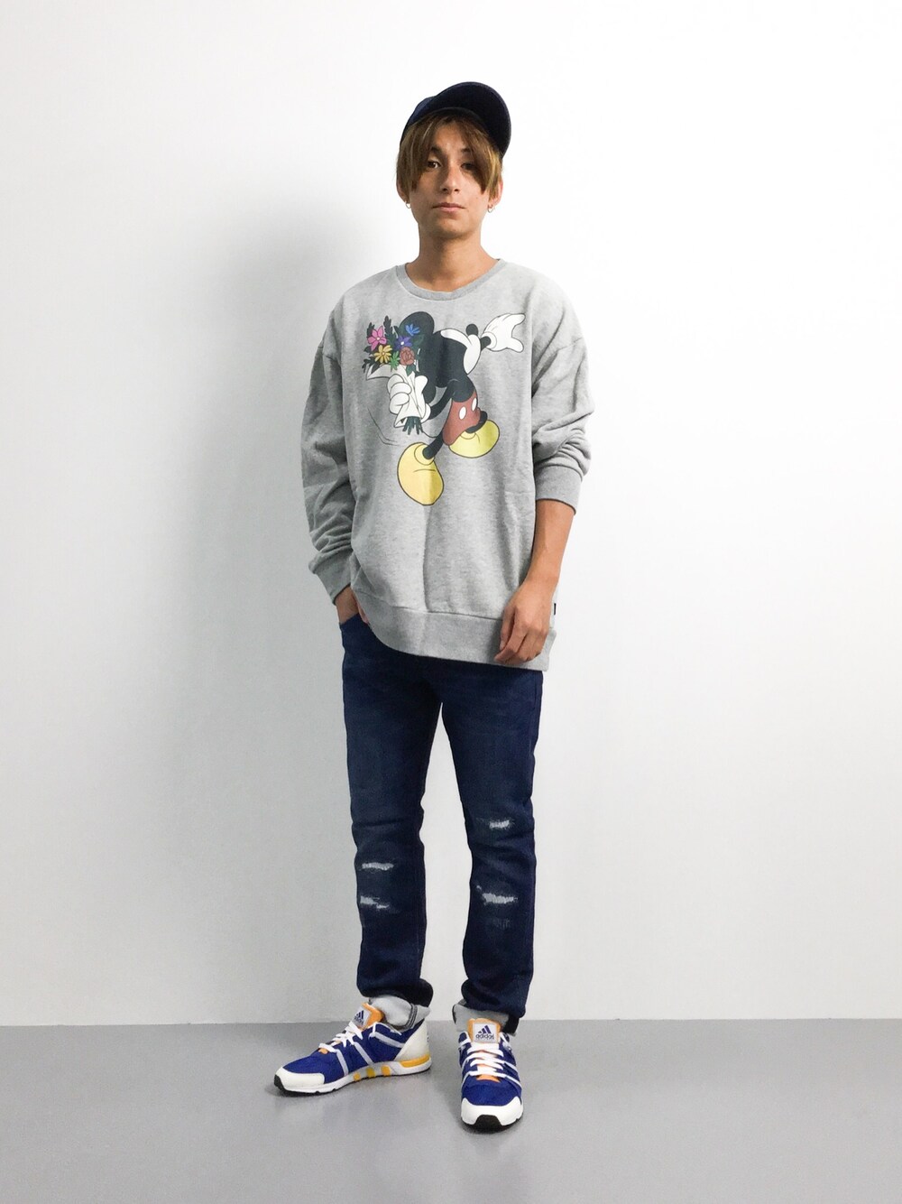 「adidas、ZOZO、simple、ZOZO夏セール2015、adidas equipment」｜「glambのThrow Print CS(Mickey)(long sleeves)（Tシャツ/カットソー、グレー系）」を使った、Tomoさん（メンズ・167cm）の夏コーディネートの1枚目の写真