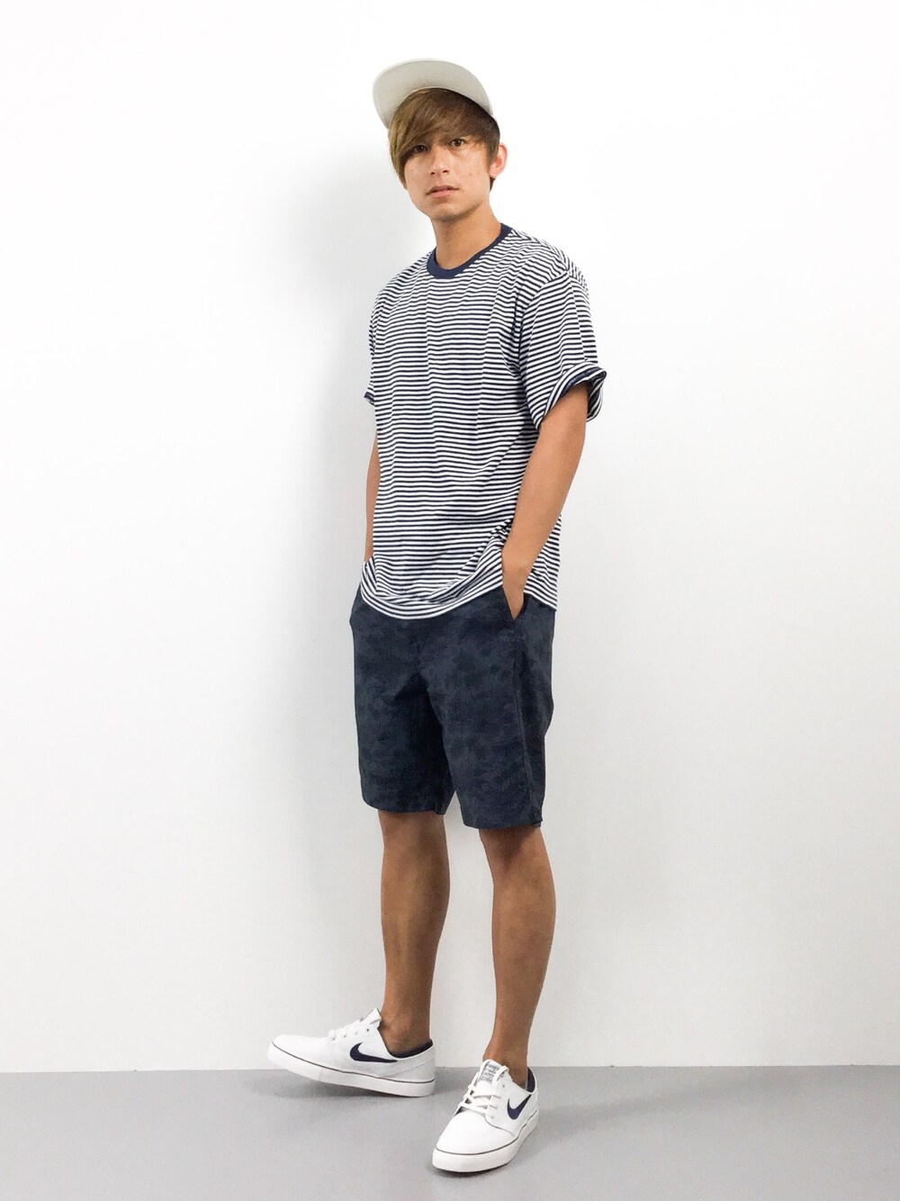 「navy、summer、blue、casual、white、simple」｜「XLARGEのBORDER TEE（Tシャツ/カットソー、ブルー系）」を使った、Tomoさん（メンズ・167cm）の夏コーディネートの1枚目の写真