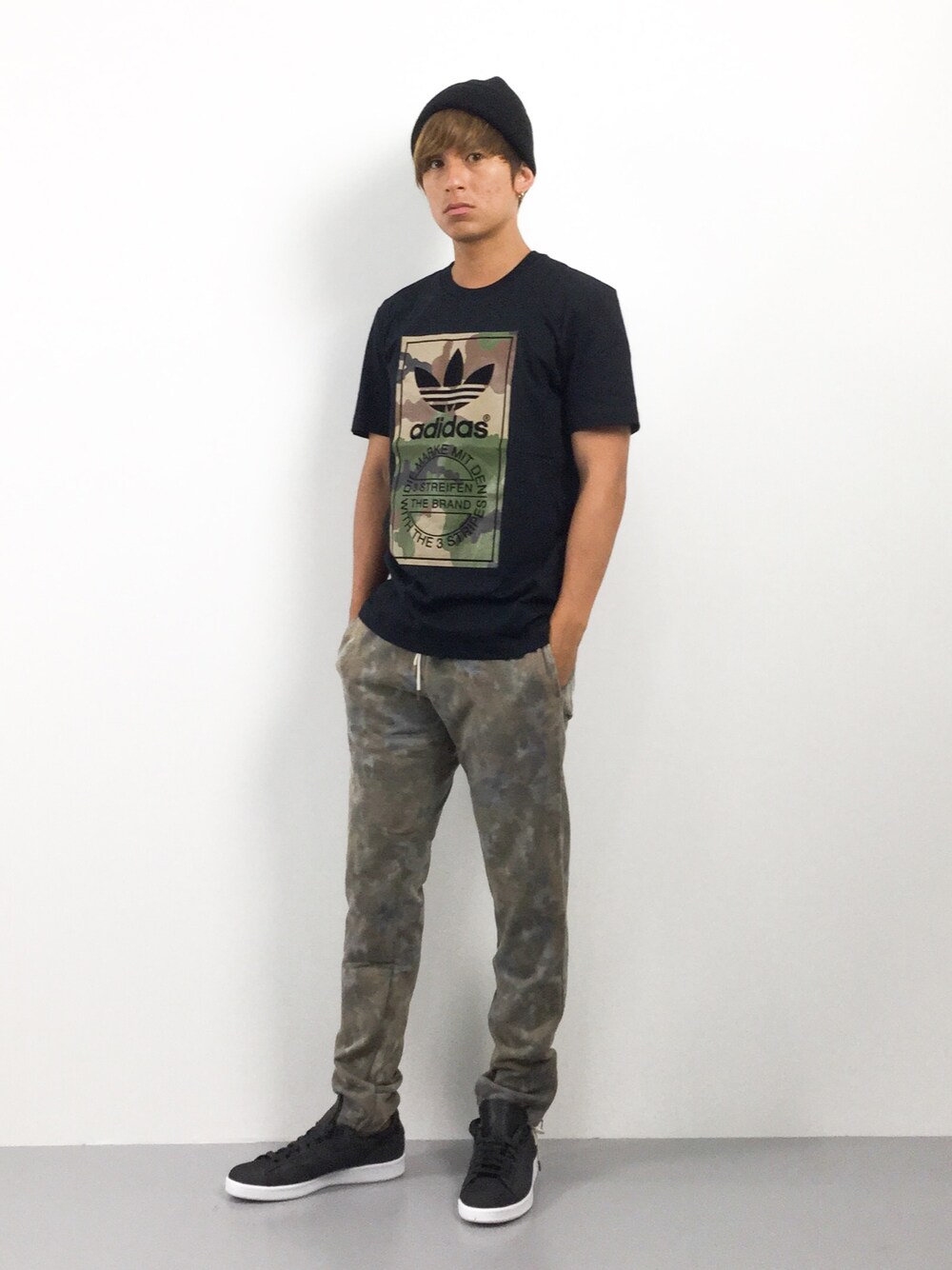 「カジュアル、シンプル、アディダス、スタンスミス、ZOZO夏セール2015」｜「adidasのオリジナルス Tシャツ[CAMO LABEL TEE]（Tシャツ/カットソー、ブラック系）」を使った、Tomoさん（メンズ・167cm）の夏コーディネートの1枚目の写真