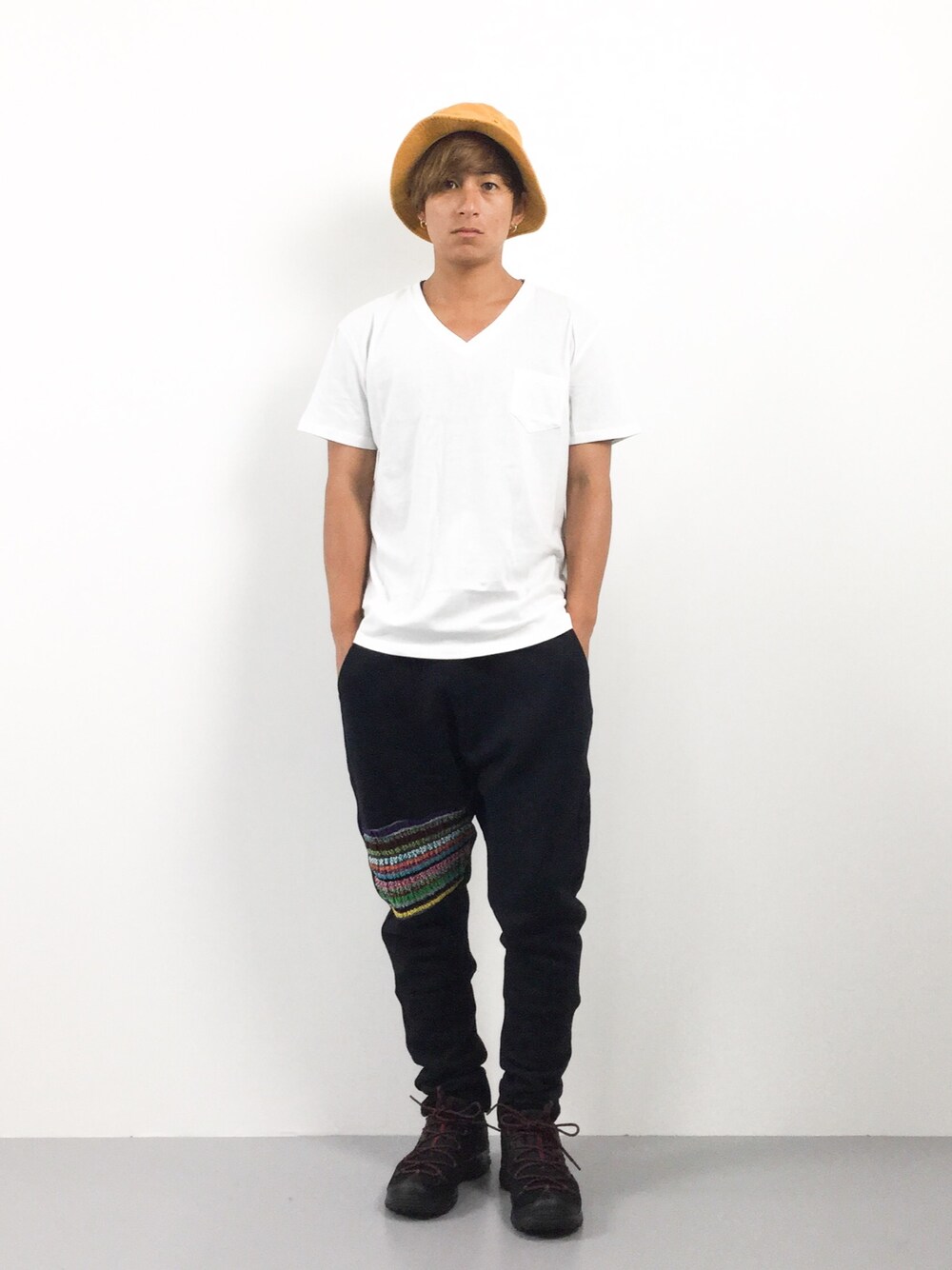 「スニーカー、夏、アウトドアスタイル、CHUMS、コロンビア(Columbia)」｜「MYE-DO'のVネック　ポケットTシャツ（Tシャツ/カットソー、ホワイト系）」を使った、Tomoさん（メンズ・167cm）の夏コーディネートの1枚目の写真