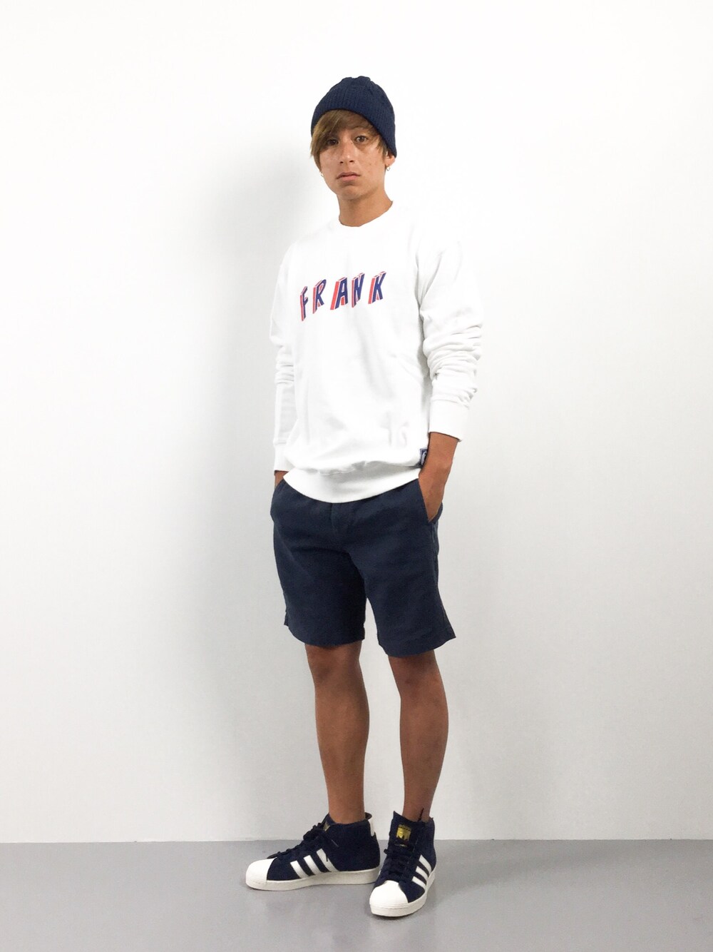 「ニット、シンプルコーデ、シンプルスタイル、サマーニット帽、ZOZO夏セール2015」｜「FRANKのFRANK / WORD クルーネックスウェット（DISCUSボディ）（スウェット、ホワイト系）」を使った、Tomoさん（メンズ・167cm）の夏コーディネートの1枚目の写真