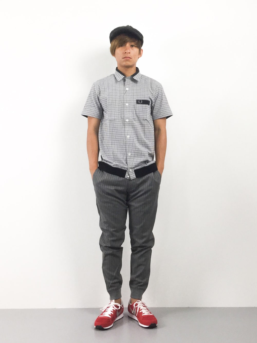 「スニーカー、シンプル、夏、ストライプ、ナイキ、シンプルコーデ」｜「FRED PERRYのHem Rib Gingham Check Shirt（シャツ/ブラウス、グレー系）」を使った、Tomoさん（メンズ・167cm）の夏コーディネートの1枚目の写真