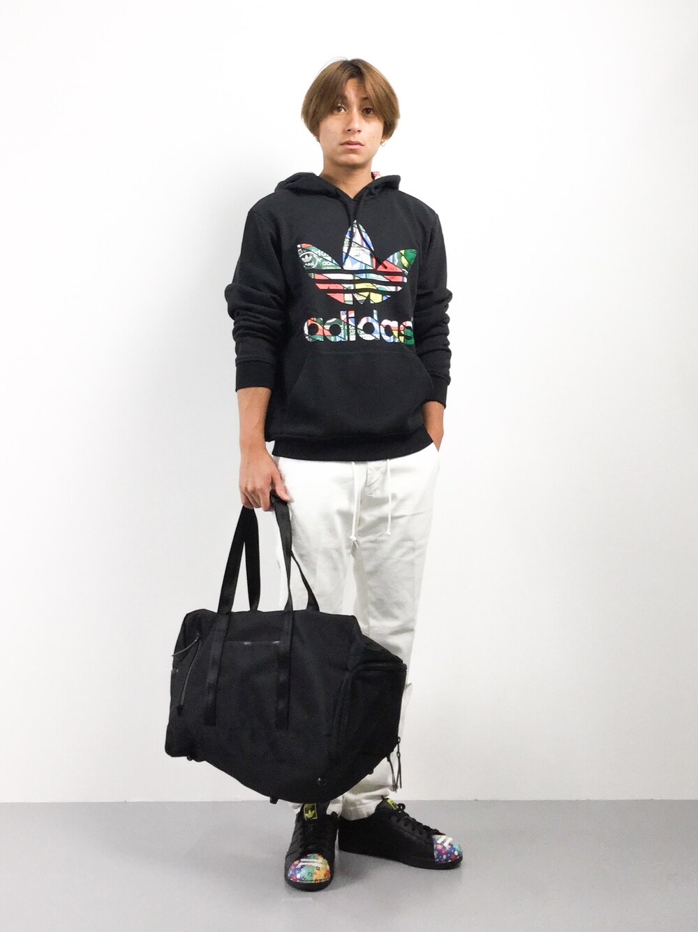 「スニーカー、シンプル、ブラック、夏、アディダス、スーパースター」｜「adidasのオリジナルス パーカー[LABEL SWEAT HOODIE]（パーカー、ブラック系）」を使った、Tomoさん（メンズ・167cm）の夏コーディネートの1枚目の写真