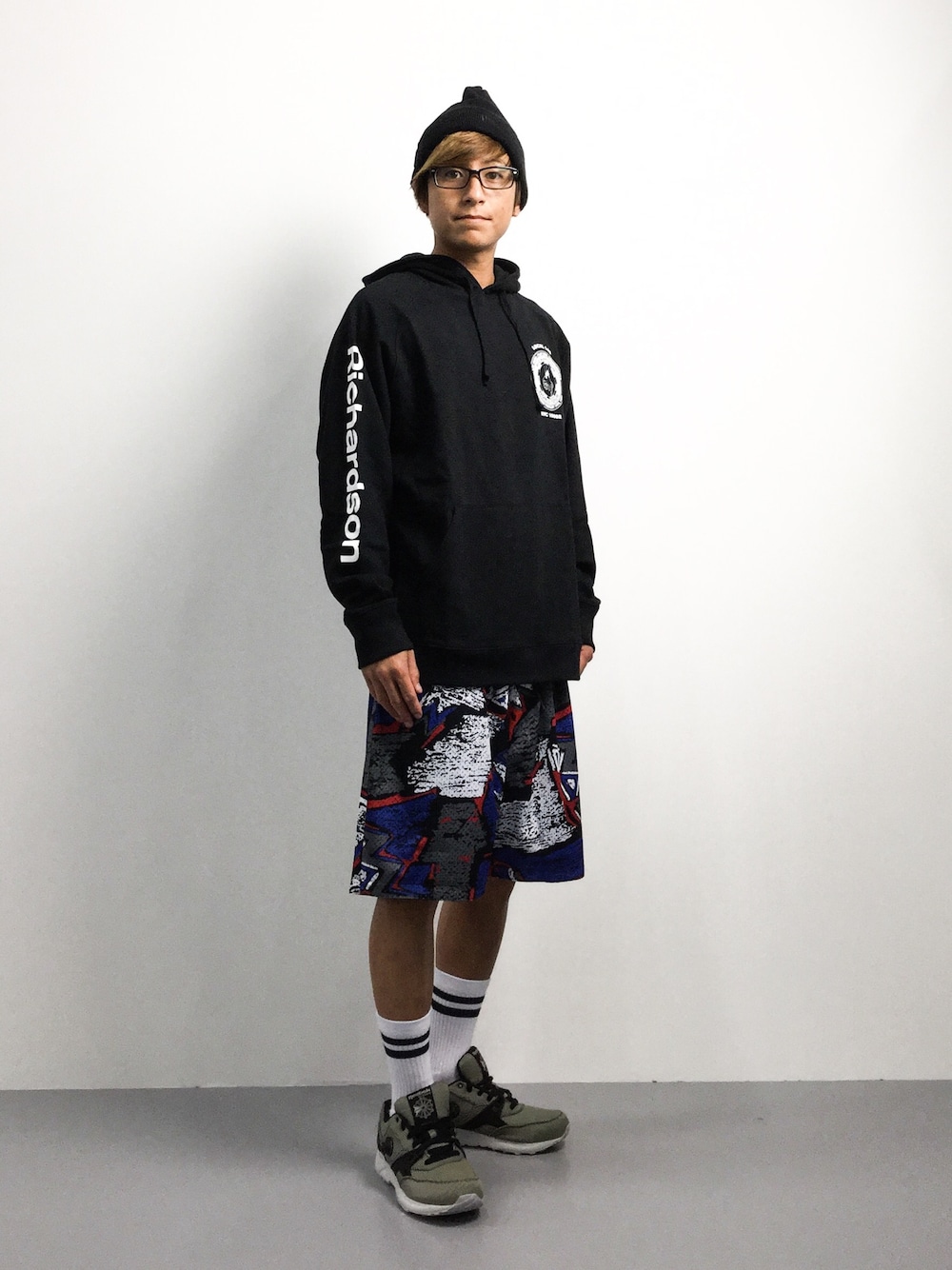 「スニーカー、シンプル、夏、リーボック(Reebok)、アクティブコーデ」｜「bonjour recordsのＲ　ＴＥＡＭＳＴＥＲ　ＨＯＯＤＩＥ（パーカー、ブラック系）」を使った、Tomoさん（メンズ・167cm）の夏コーディネートの1枚目の写真