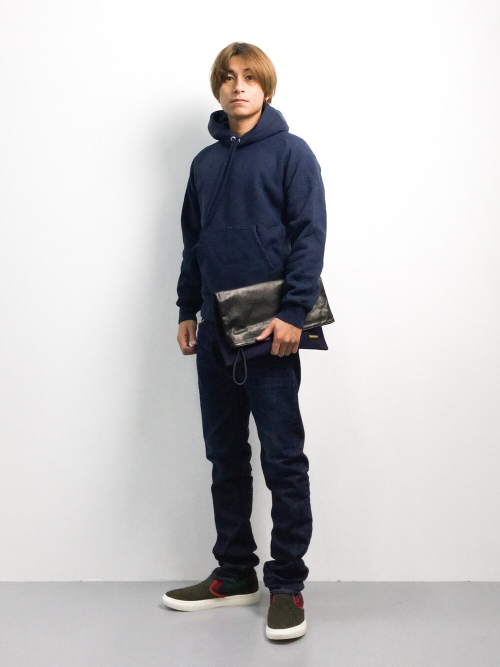 「夏、クラッチバッグ、ネイビー、シンプルコーデ、パーカーコーデ」｜「BEAUTY&YOUTH UNITED ARROWSの＜BALANCE&HARMONY＞  PO PARKA/パーカー（パーカー、ブルー系）」を使った、Tomoさん（メンズ・167cm）の夏コーディネートの1枚目の写真