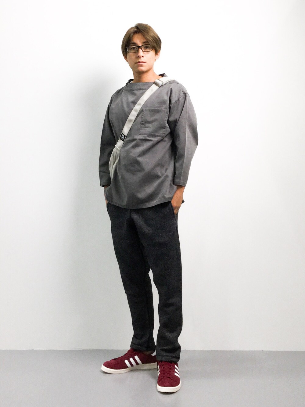 「スニーカー、カジュアル、グレー、秋のコーデ、ZOZO、アディダス、秋」｜「FREAK'S STOREの－2015FW－　TWILL BIG PULLOVER SHIRTS        （シャツ/ブラウス、ブラック系）」を使った、Tomoさん（メンズ・167cm）の夏コーディネートの1枚目の写真