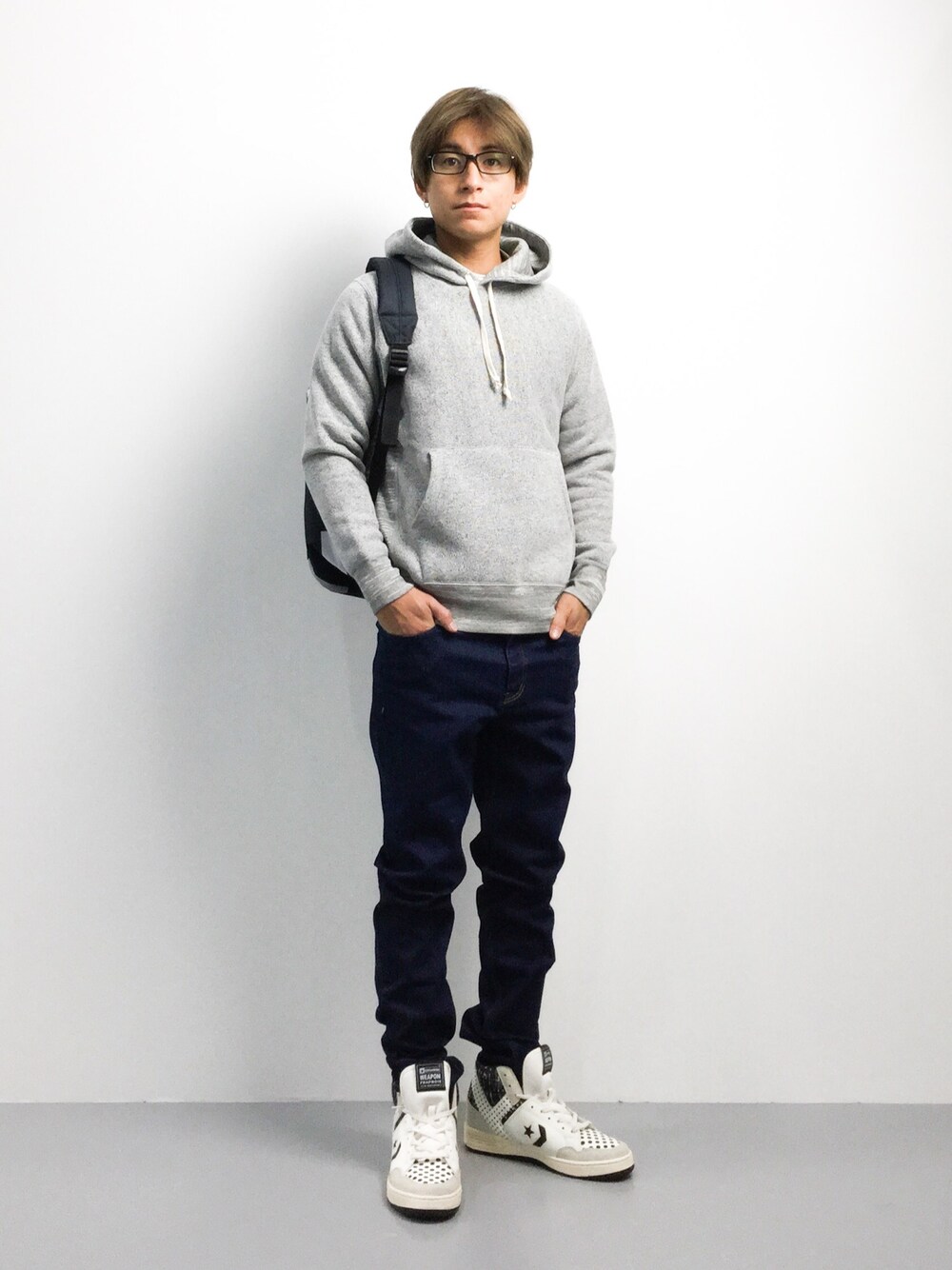 「スニーカー、デニム、パーカー、ZOZO、カジュアルコーデ、秋」｜「FREAK'S STOREの－2015FW－  SWEAT P/O　PK　【MADE　IN CANADA】            （スウェット、グレー系）」を使った、Tomoさん（メンズ・167cm）の夏コーディネートの1枚目の写真