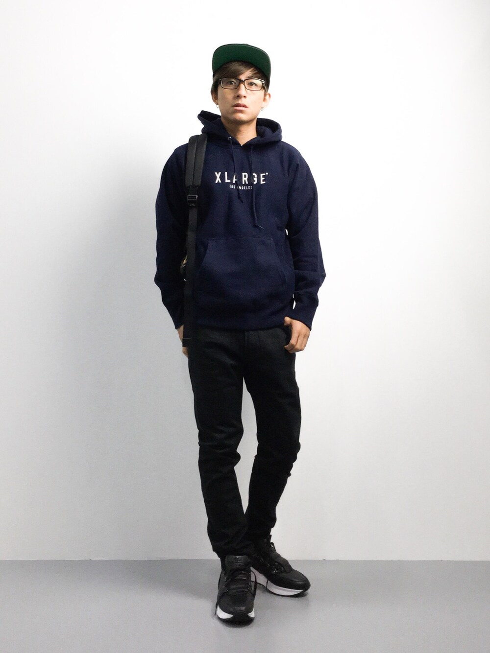 「カジュアル、シンプル、パーカー、秋のコーデ、ZOZO、秋」｜「XLARGEのEMBROIDERY LOGO PULLOVER HOOD SWEAT（パーカー、ブルー系）」を使った、Tomoさん（メンズ・167cm）の夏コーディネートの1枚目の写真