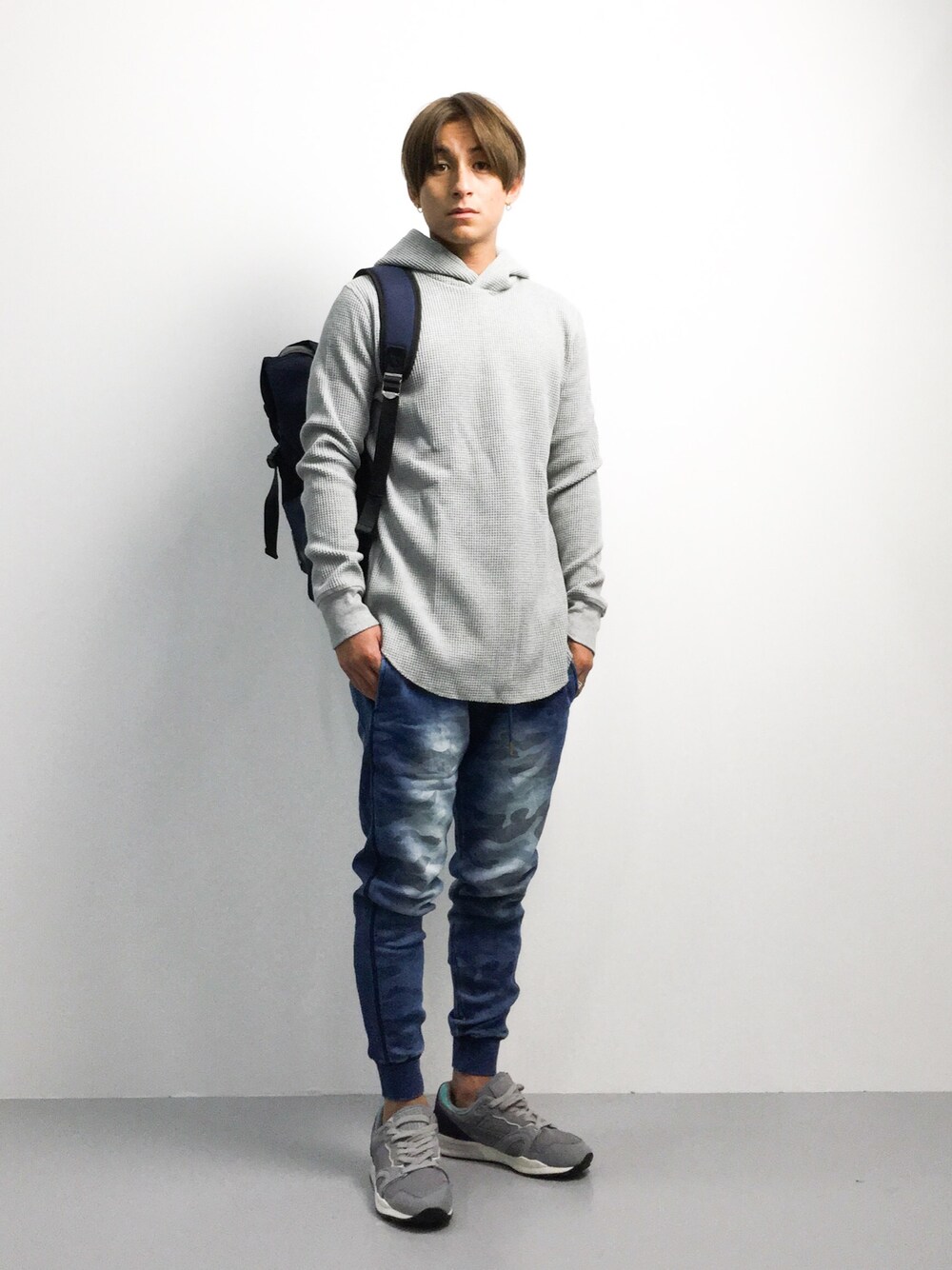 「スウェットパンツ、カジュアル、カモフラ、シンプルコーデ、秋」｜「B:MING by BEAMSのビーミング by ビームス / サーマルプルオーバーパーカ（パーカー、グレー系）」を使った、Tomoさん（メンズ・167cm）の秋コーディネートの1枚目の写真