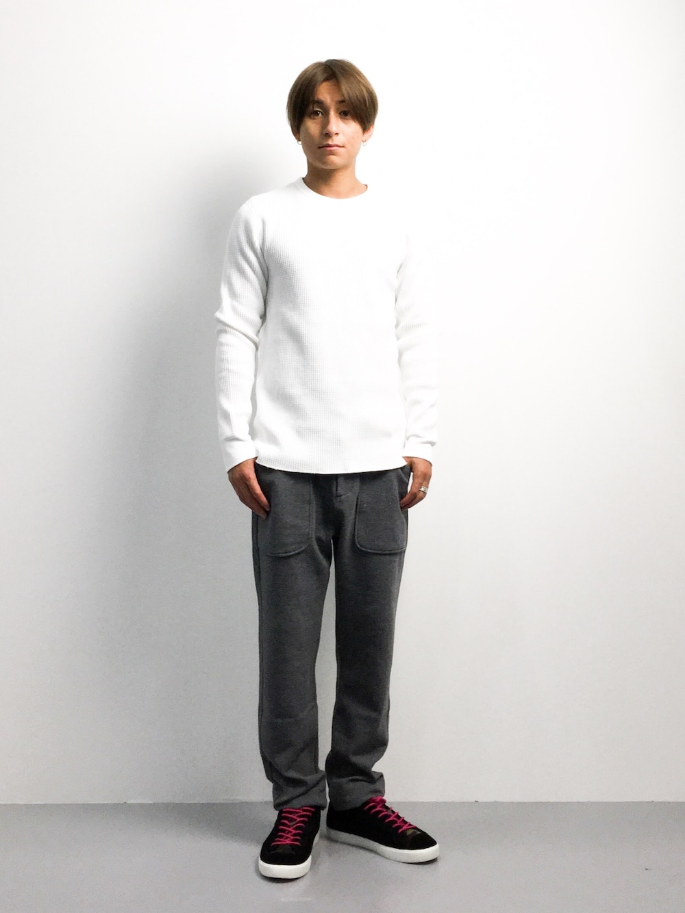 「スニーカー、カジュアル、黒、シンプルコーデ、秋」｜「BEAMSのBEAMS / サーマル クルーネック L/S Tシャツ（Tシャツ/カットソー、ホワイト系）」を使った、Tomoさん（メンズ・167cm）の秋コーディネートの1枚目の写真