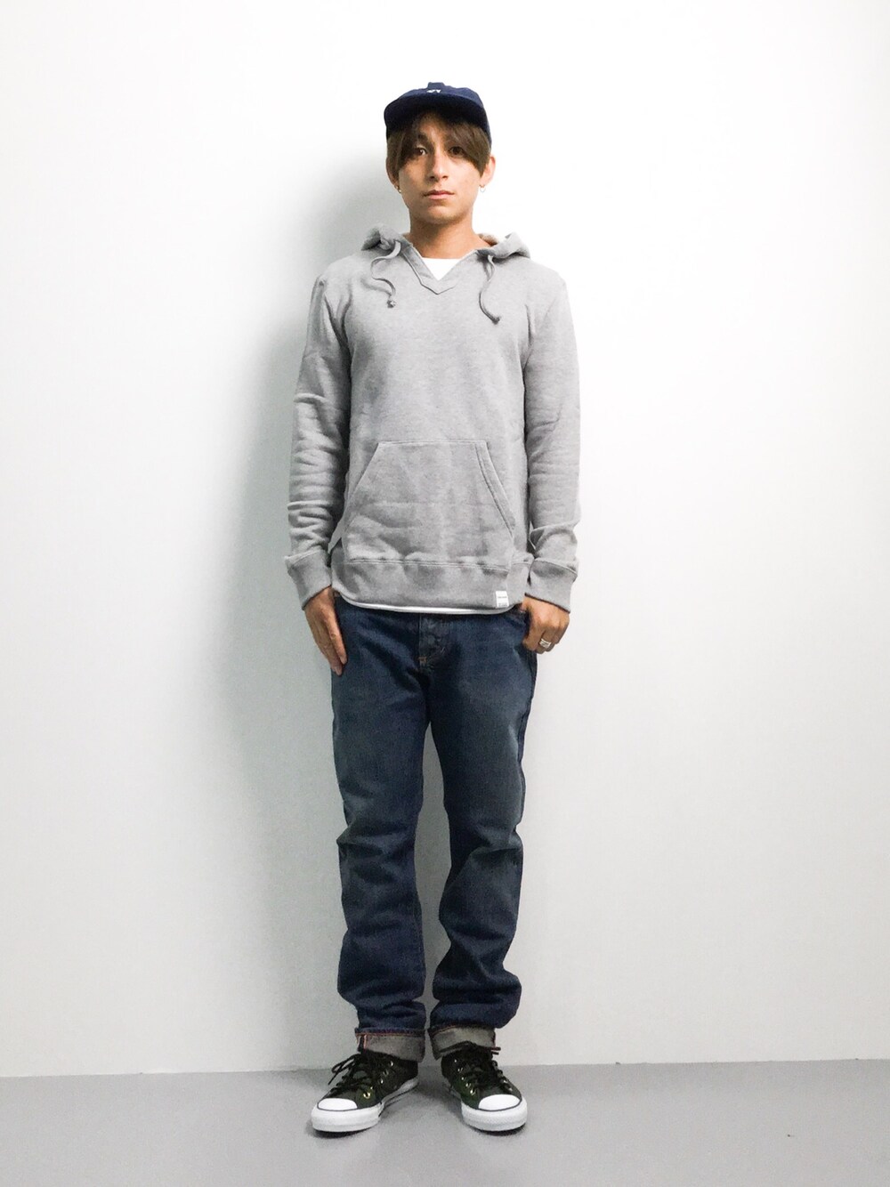 「コンバース、パーカー、オールスター、カジュアルコーデ、秋」｜「COMMONWARE AMERICAN RAG CIE&MagineのAMERICAN RAG CIE&Magine COMMONWARE Vネックスウェットパーカ（パーカー、グレー系）」を使った、Tomoさん（メンズ・167cm）の秋コーディネートの1枚目の写真