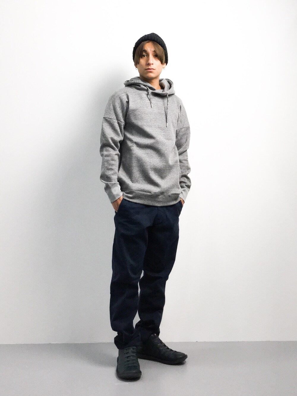 「カジュアル、ブルー、パーカー、秋のコーデ、シンプルコーデ、秋」｜「FREDY&GLOSTERのウェポンパンツ（チノパンツ、ブルー系）」を使った、Tomoさん（メンズ・167cm）の秋コーディネートの1枚目の写真