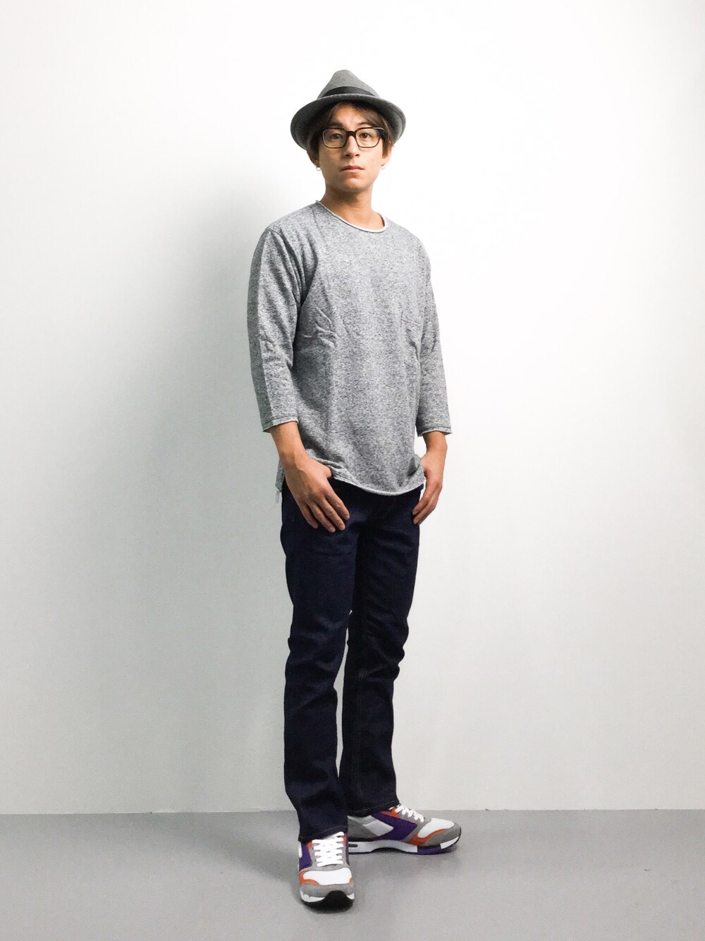 「スニーカー、デニム、カジュアル、秋のコーデ、ZOZO、秋、brooks」｜「SENSE OF PLACE by URBAN RESEARCHの-A-カットオフメランジスウェットシャツ(7分袖)（スウェット、グレー系）」を使った、Tomoさん（メンズ・167cm）の秋コーディネートの1枚目の写真