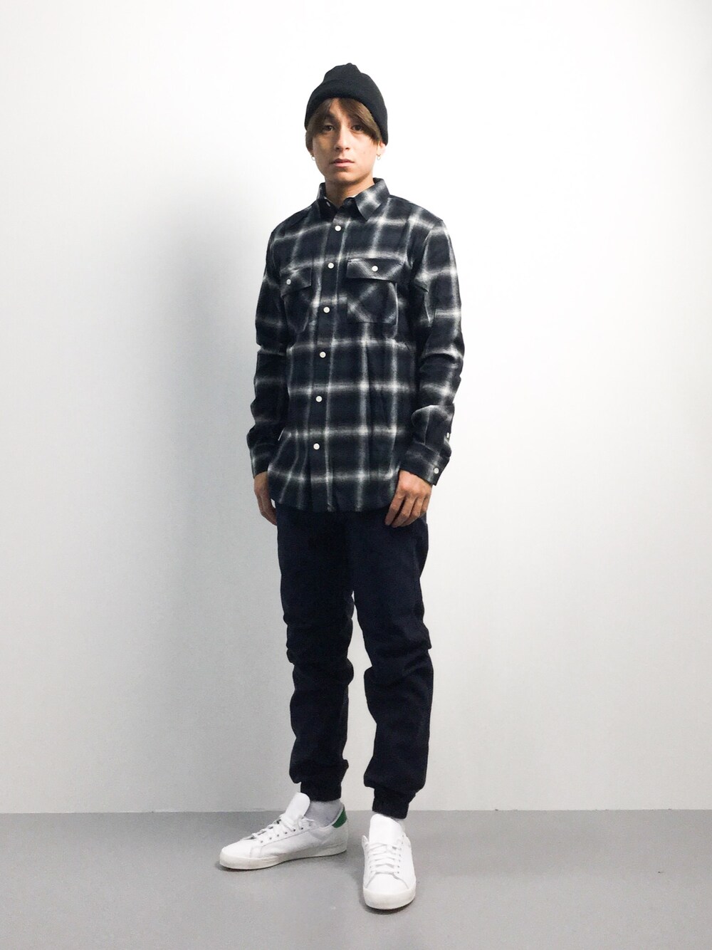 「カジュアル、チェックシャツ、秋のコーデ、ZOZO、シンプルコーデ、秋」｜「URBAN RESEARCH Sonny LabelのSonny Label ニットワッチ（ニットキャップ/ビーニー、ブラック系）」を使った、Tomoさん（メンズ・167cm）の秋コーディネートの1枚目の写真