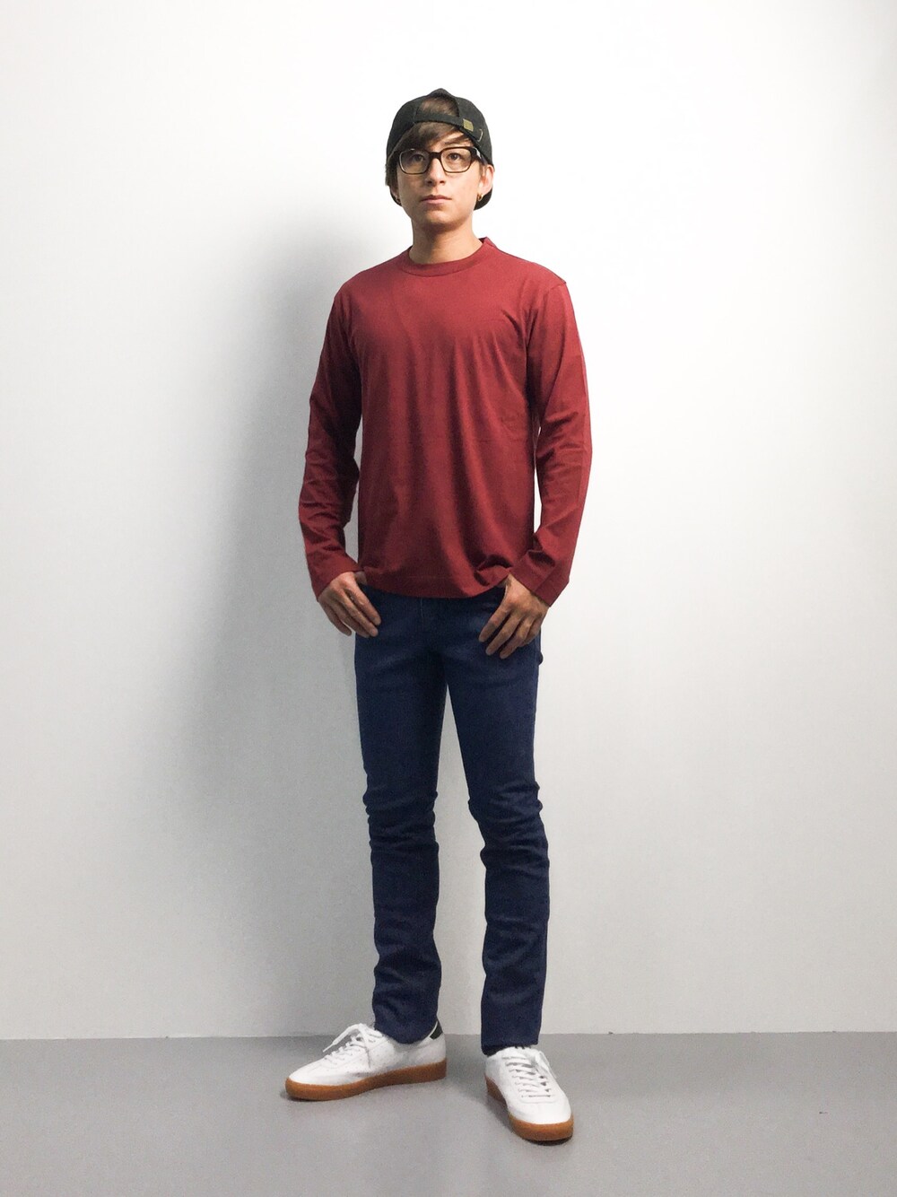 「スニーカー、カジュアル、キャップ、秋のコーデ、スニーカーコーデ、フレッドペリー、秋」｜「MHL.のBASIC COTTON JERSEY（Tシャツ/カットソー、レッド系）」を使った、Tomoさん（メンズ・167cm）の秋コーディネートの1枚目の写真