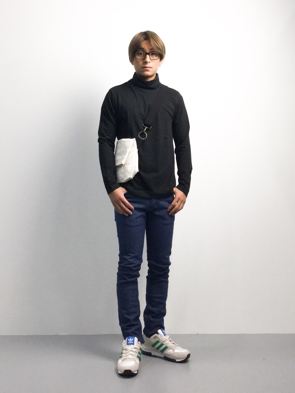 「スニーカー、カジュアル、スニーカーコーデ、アディダス」｜「BLISS POINTのスーピマタートル長袖Tシャツ/568744（Tシャツ/カットソー、ブラック系）」を使った、Tomoさん（メンズ・167cm）の秋コーディネートの1枚目の写真