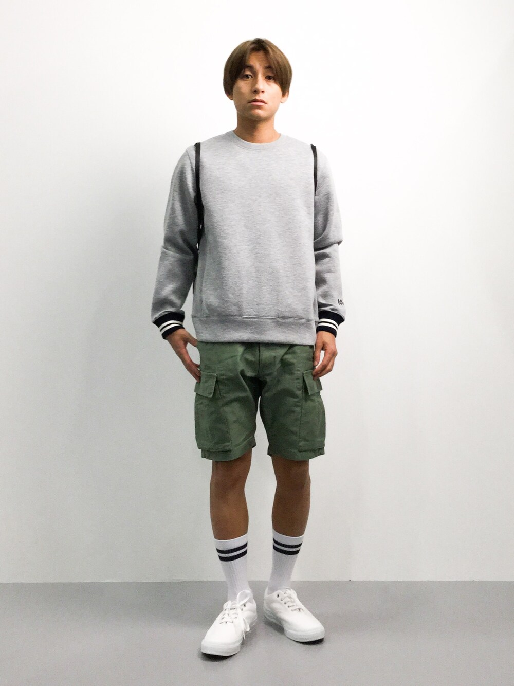 「コンバース、カジュアル、秋のコーデ、ZOZO、ショーツ、SKIDGRIP」｜「417 EDIFICEのMARK MCNAIRY スポンジボンディングスウェット（スウェット、グレー系）」を使った、Tomoさん（メンズ・167cm）の秋コーディネートの1枚目の写真