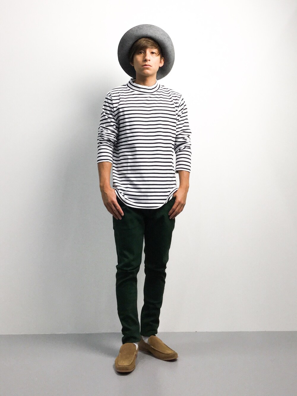 「カジュアル、ボーダー、秋のコーデ、スリッポン、ツバ広ハット、秋」｜「FREAK'S STOREの－2015FW－　BORDER L/S MOCNECK PULLOVER                 （Tシャツ/カットソー、ホワイト系）」を使った、Tomoさん（メンズ・167cm）の秋コーディネートの1枚目の写真