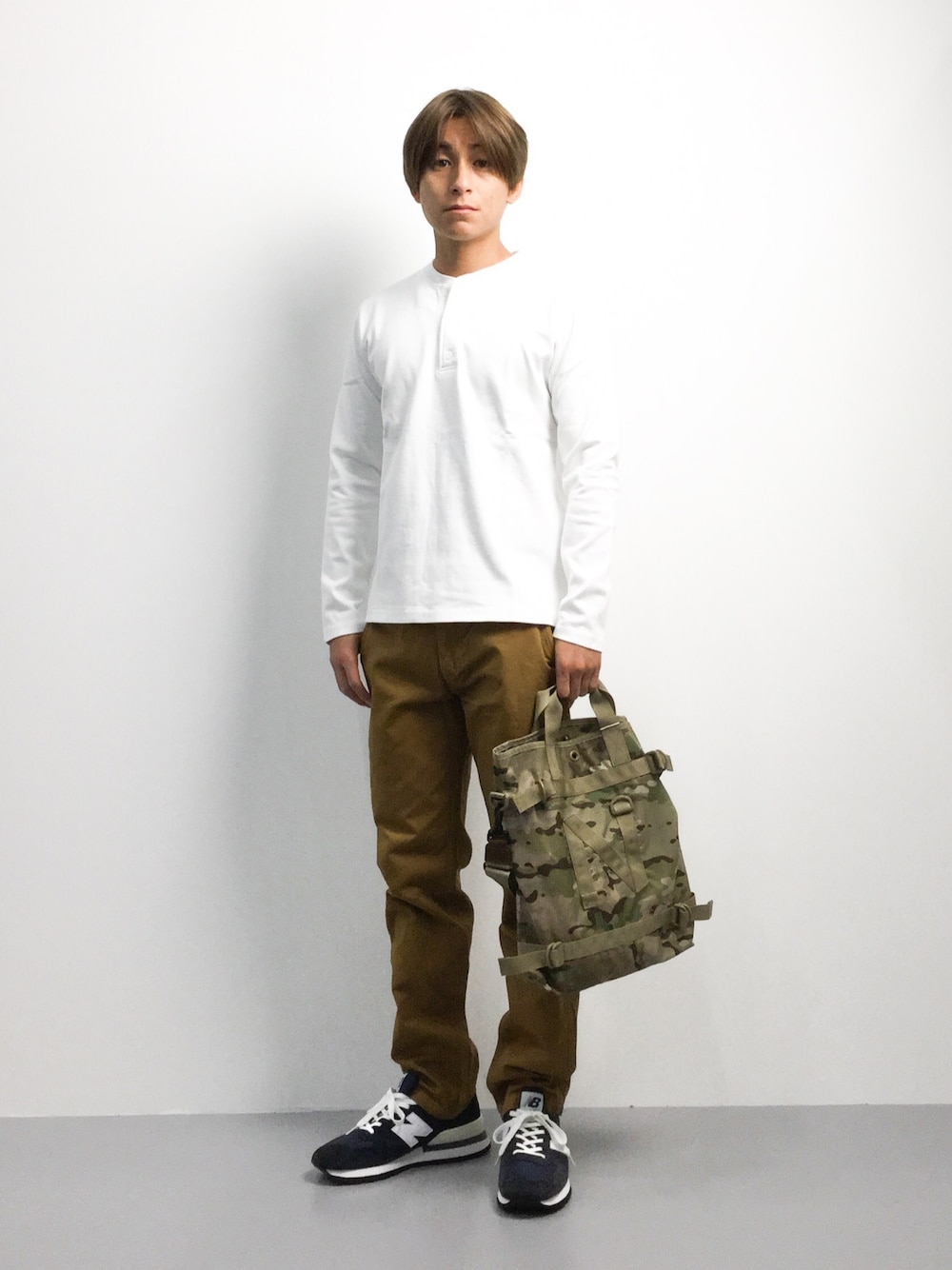 「スニーカー、カジュアル、カモフラ、秋のコーデ、ZOZO」｜「JOURNAL STANDARDのヘビー天竺ヘンリーネック L/S #（Tシャツ/カットソー、ホワイト系）」を使った、Tomoさん（メンズ・167cm）の秋コーディネートの1枚目の写真