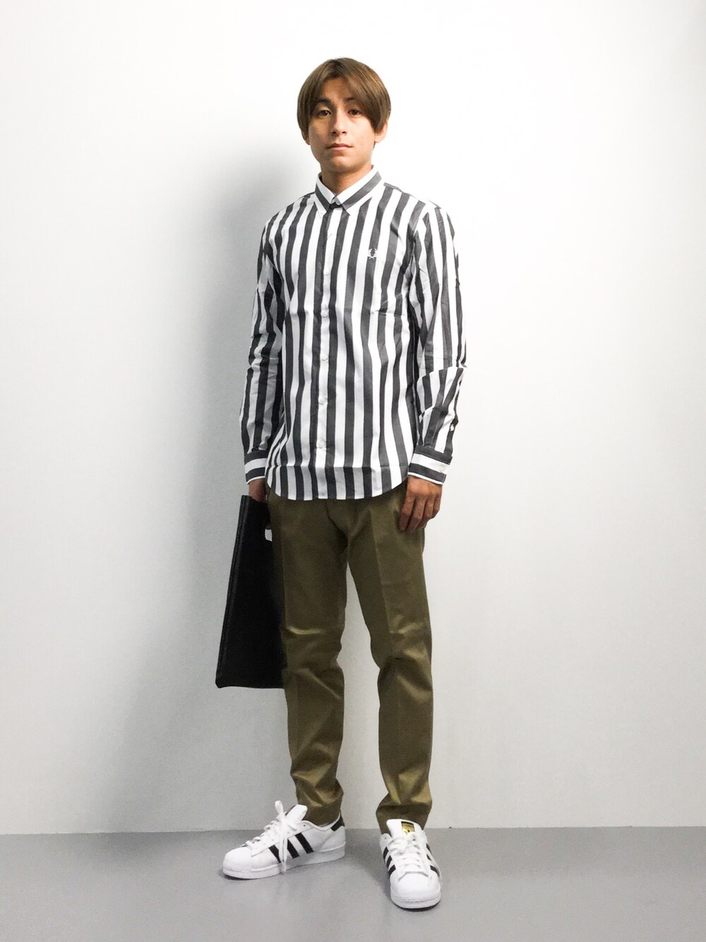 「スニーカー、カジュアル、秋のコーデ、ZOZO、スーパースター、秋」｜「FRED PERRYのBlock Stripe Shirt（シャツ/ブラウス、ブラック系）」を使った、Tomoさん（メンズ・167cm）の秋コーディネートの1枚目の写真